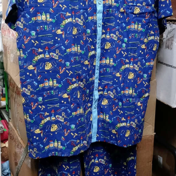 Nicole Miller Women's scrubs set - Picture 3 of 5